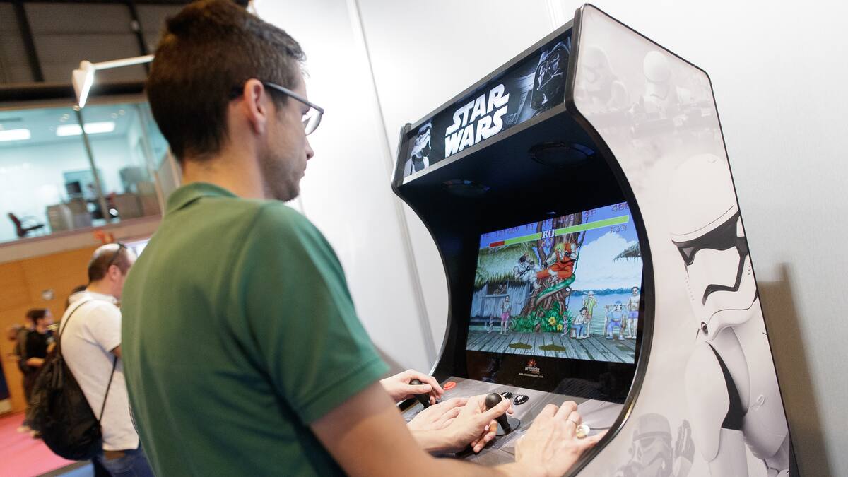 Beatriz Peñalver y Ángel Luis Marrón, concejala y coordinador de programación de Juventud de Fuenlabrada respectivamente, repasan las actividades del Fuenla Retro Arcade Fest