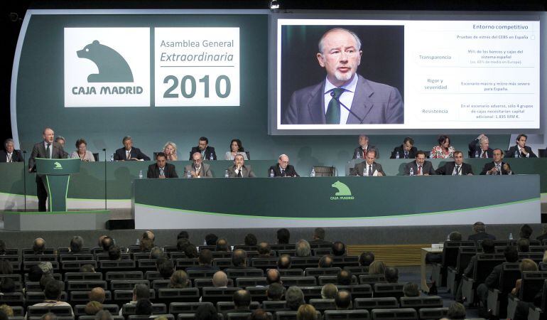 El expresidente de Caja Madrid, Rodrigo Rato, durante su intervención en una asamblea extraordinaria en septiembre de 2010.