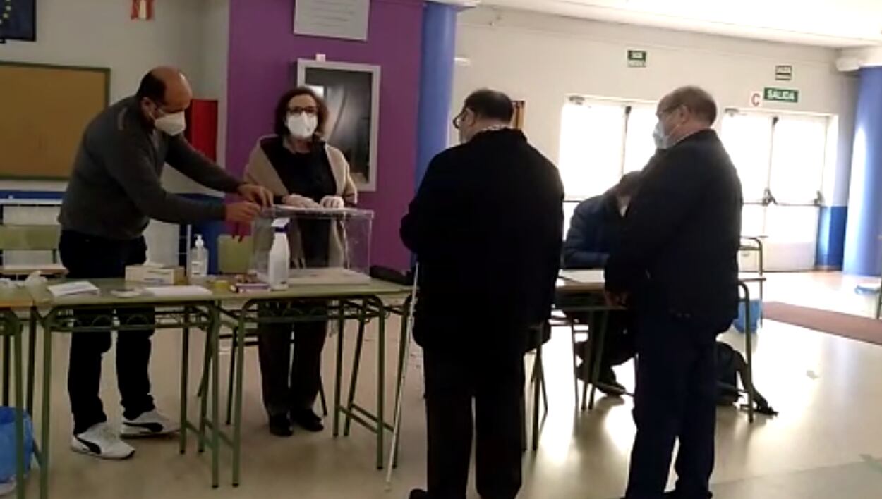 Momento en que se precinta la nueva urna en el Instituto Alonso de Madrigal para reiniciar la votación