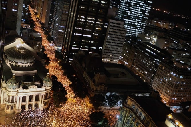 Miles de personas protestan contra el aumento de la tarifa de autobús en la ciudad de Sao Paulo (Brasil)