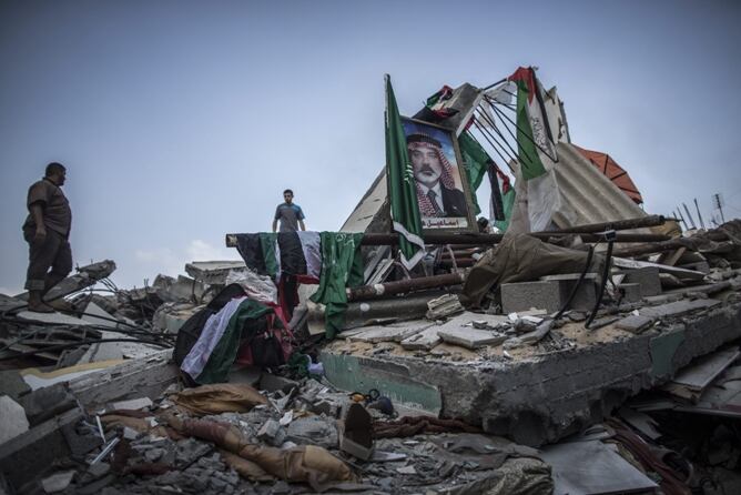 Un cuadro con la imagen del ex primer ministro de la Franja de Gaza, Ismail Haniye, entre los escombros de su casa, destruida tras el ataque aéreo de Israel.