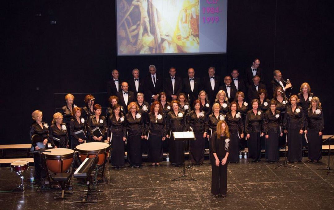 La Coral Andrés Segovia, en una de sus actuaciones en el Teatro Cervantes.