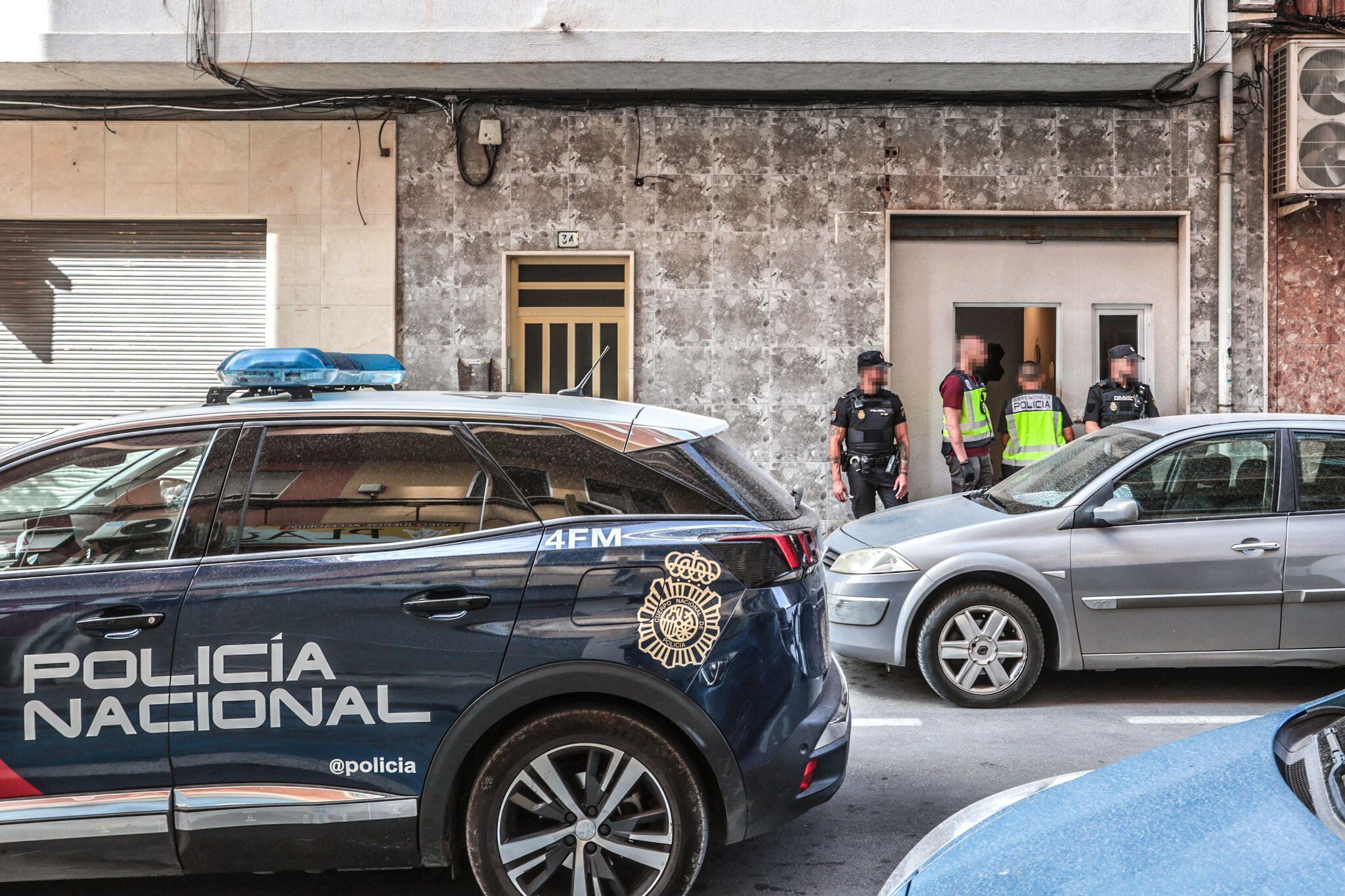 Una de las casas en Elda registrada en una gran operación conjunta de la Policía Nacional y la Guardia Civil contra la trata de seres humanos