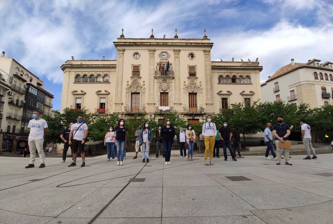 Los trabajadores de Onda Jaén han permanecido fuera del Ayuntamiento de Jaén mientras en el interior se ratifica la supresión de la Radio Televisión Municipal