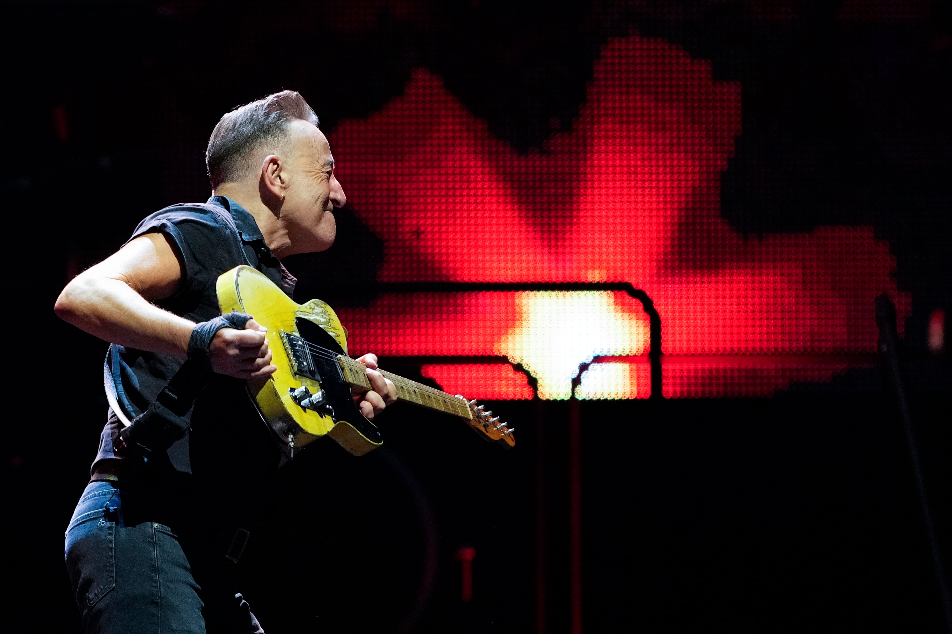 El músico y cantante estadounidense Bruce Springsteen durante el concierto que ha ofrecido hoy viernes en el Estadio Olímpico de Barcelona. EFE / EFE/Alejandro García.