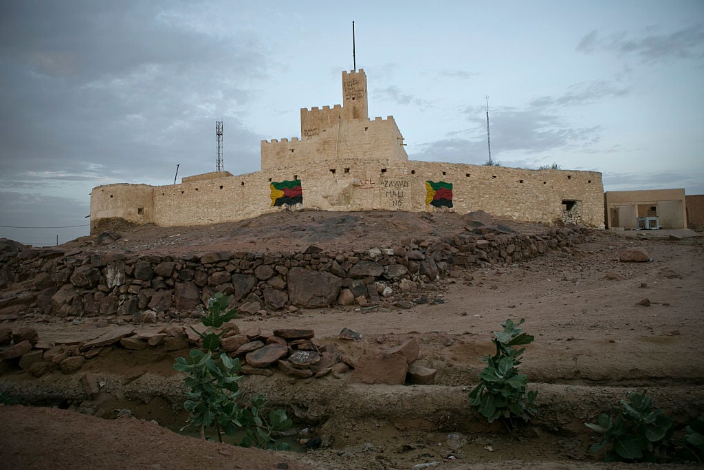 Banderas de Azawad en un fuerte colonial francés en Kidal (Mali).