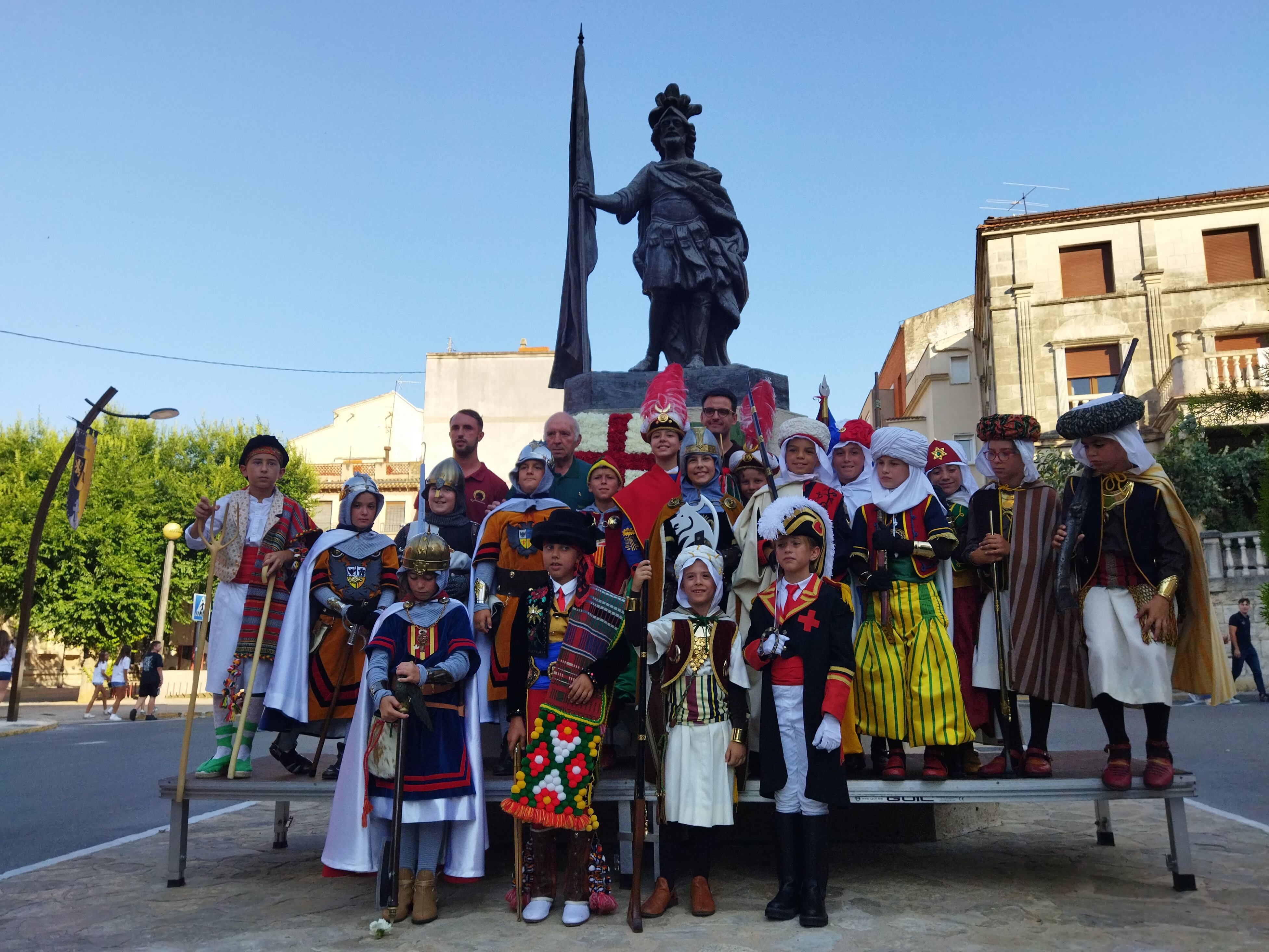 Los publicadores infantiles tras la ofrenda a Sant Hipòlit en la plaza Alcalde Reig.