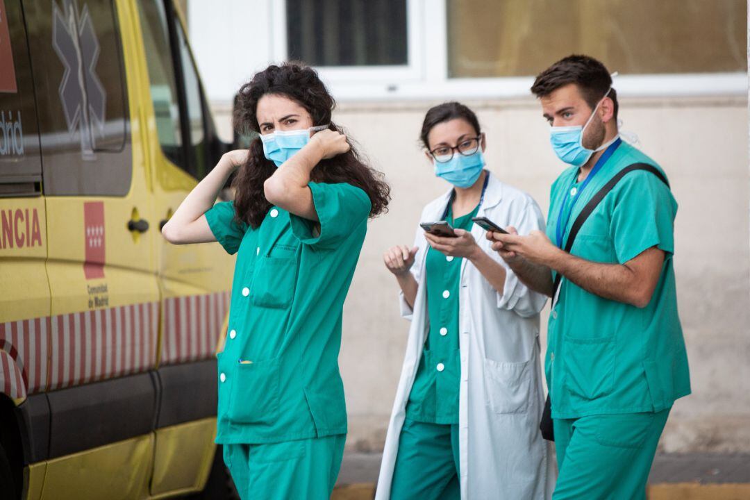 Health personnel wear face masks as a precaution against transmission of the covid-19 coronavirus outside