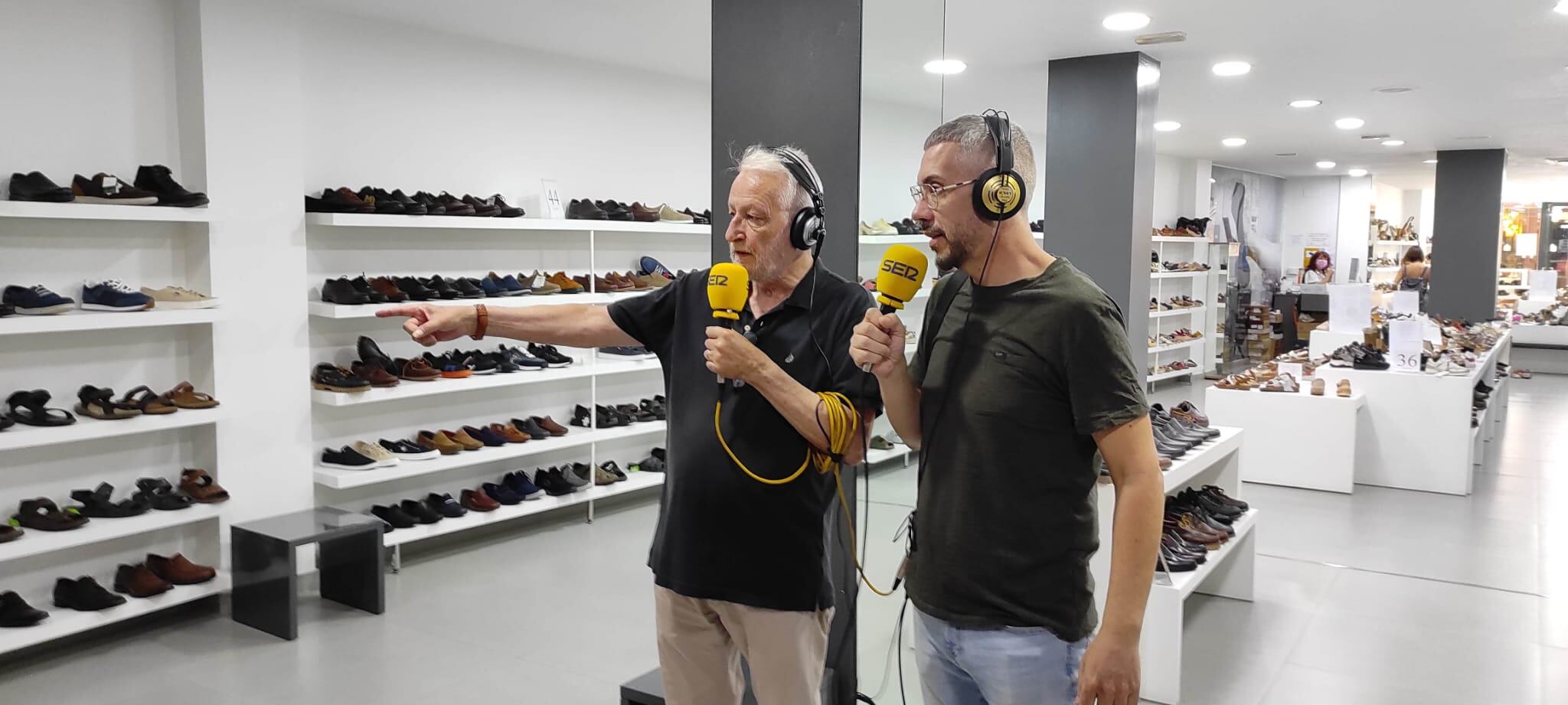 Manuel Muñoz Zielinski y Paco Sánchez en el interior de la zapatería de la calle Sociedad (Murcia) donde se puede contemplar una vidriera pintada por Párraga en el 76