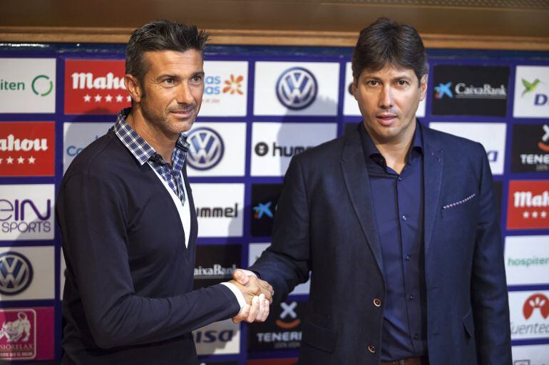 GRA200 SANTA CRUZ DE TENERIFE, 05/11/2015.- El director deportivo del C.D.Tenerife, Alfonso Serrano (d), estrecha la mano del nuevo entrenador del equipo tinerfeño, Pep Martí (i), que fue presentado hoy en rueda de prensa en el estadio Heliodoro Rodríguez López. EFE/Ramón de la Rocha