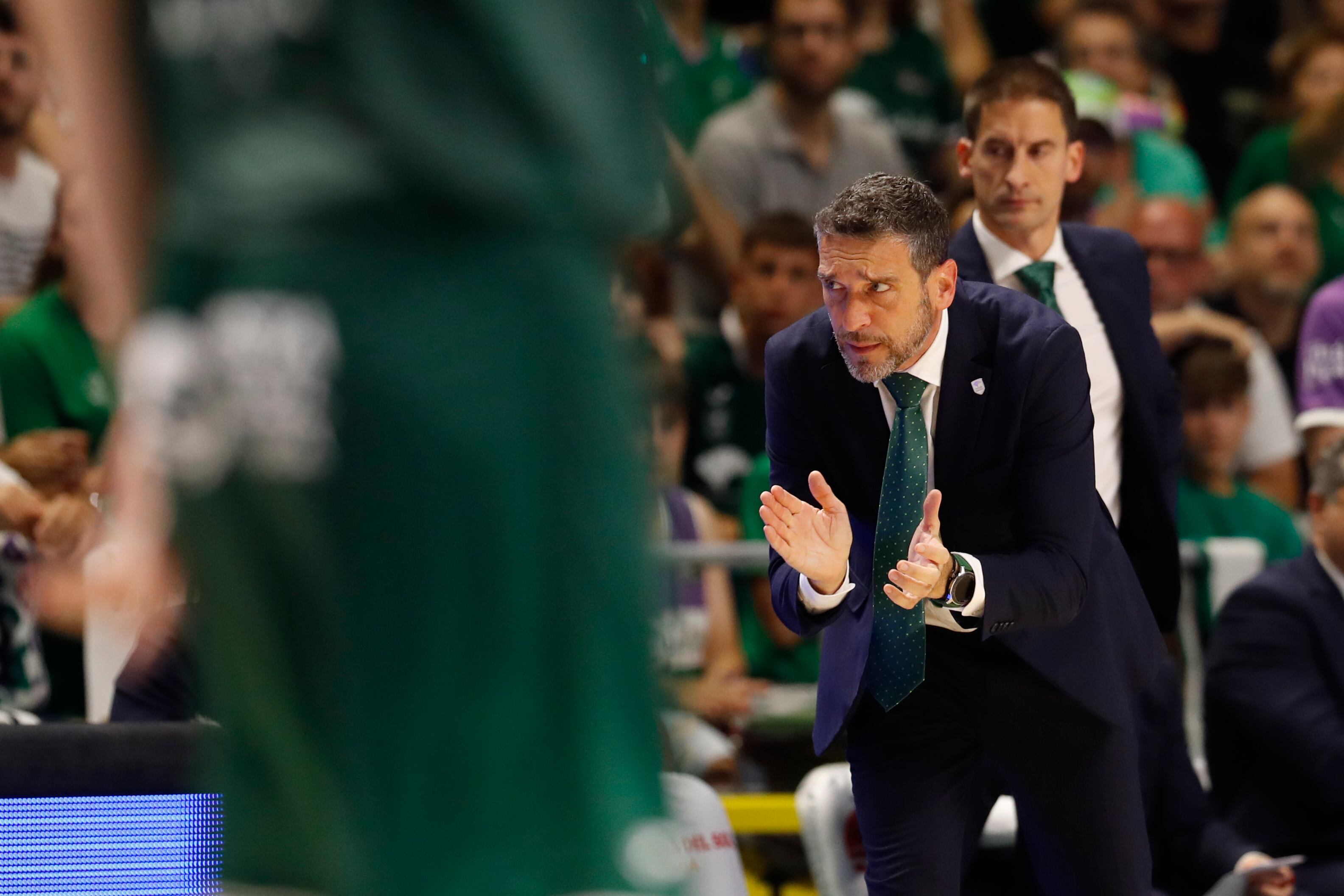 MÁLAGA, 11/06/2023.- El entrenador del Unicaja, Ibon Navarro, durante el tercer partido de las semifinales de los playoff de la Liga Endesa entre el Barça y el Unicaja, este domingo en el Palacio de Deportes José María Martín Carpena de Málaga. EFE/ Jorge Zapata
