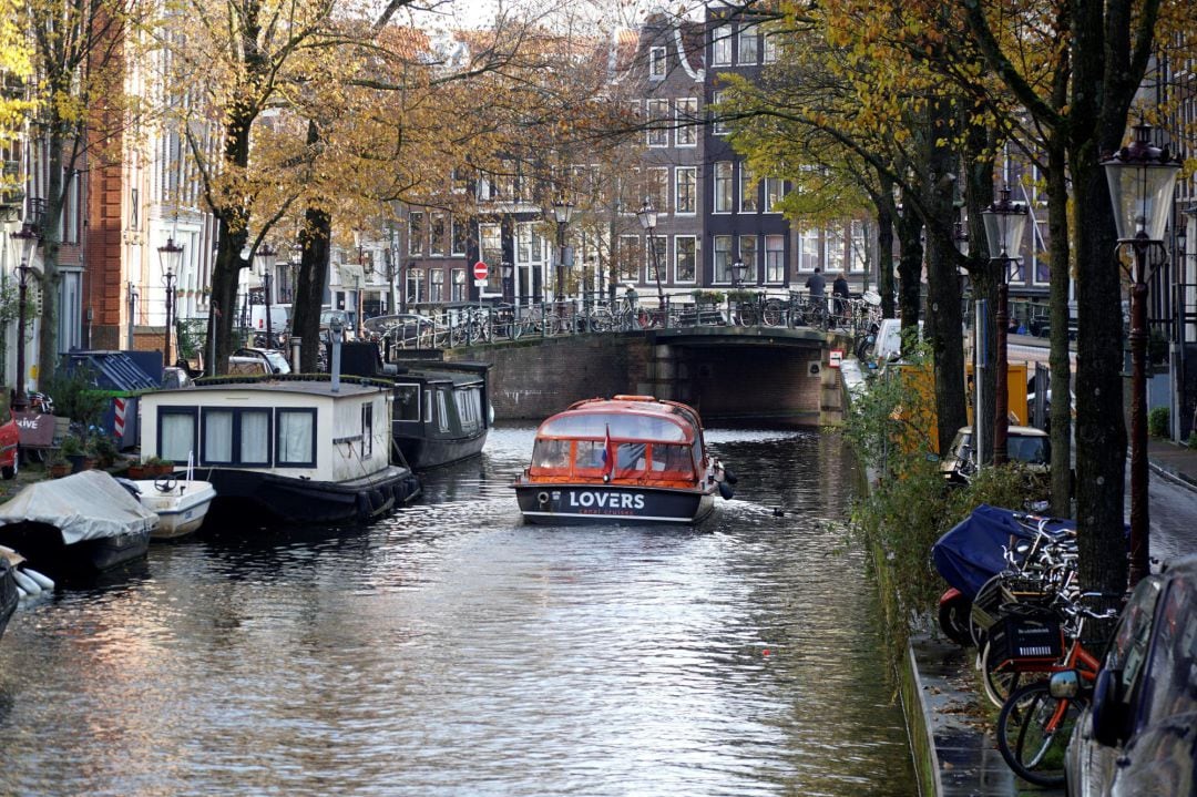 Vista de uno de los canales que recorren Amsterdam