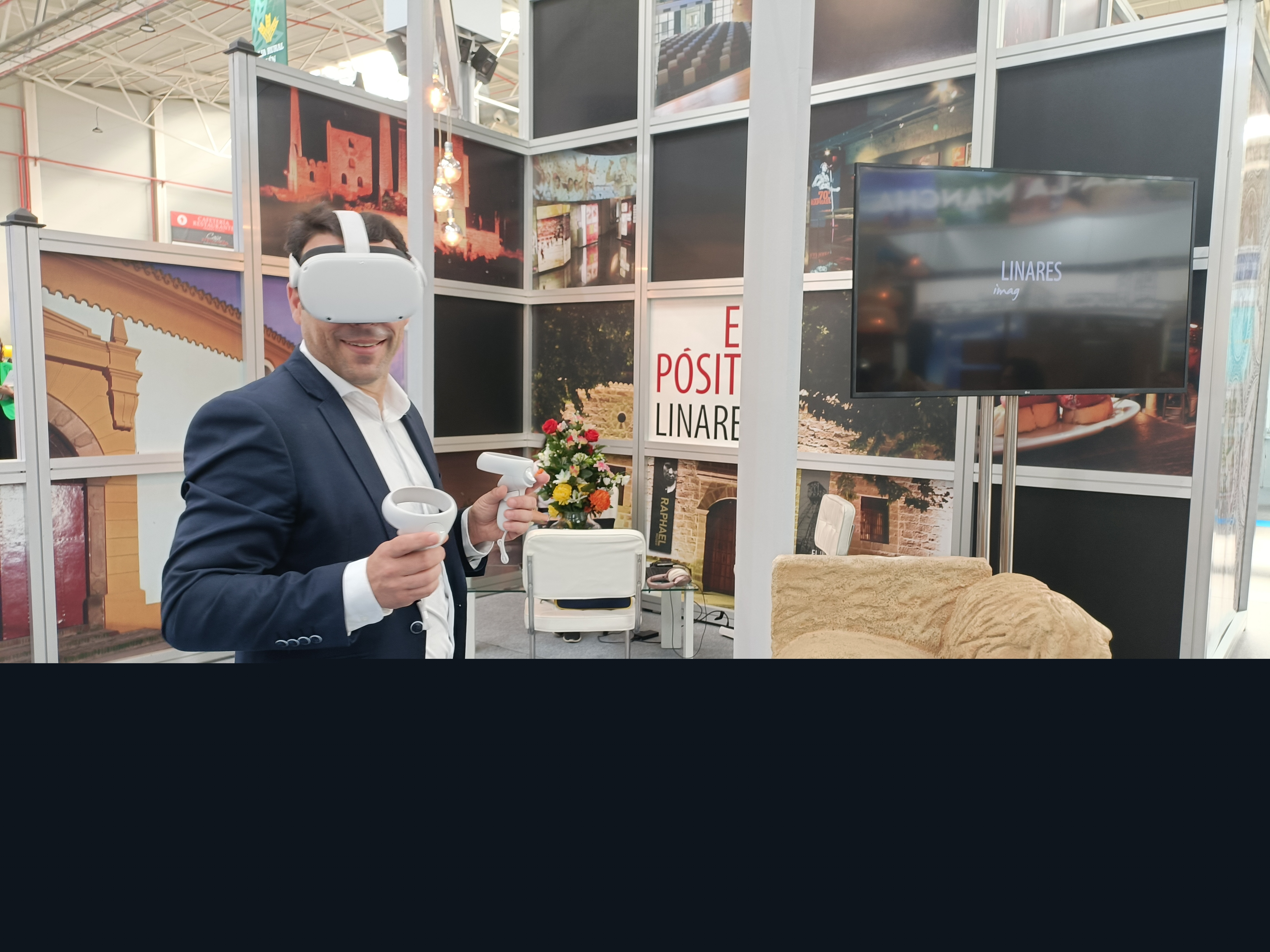 El alcalde de Linares, Javier Perales, estrena gafas de realidad virtual en Tierra Adentro 2022.