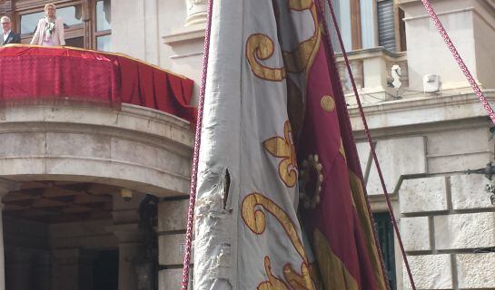 Detalle de la tela rota de la Senyera