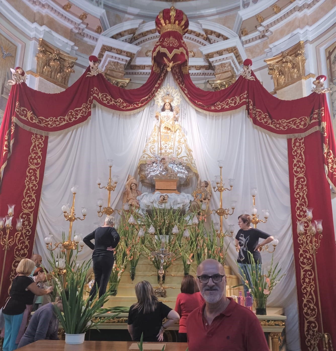 Alberto Montesinos, durante el arreglo floral de la mare de Déu del Remei