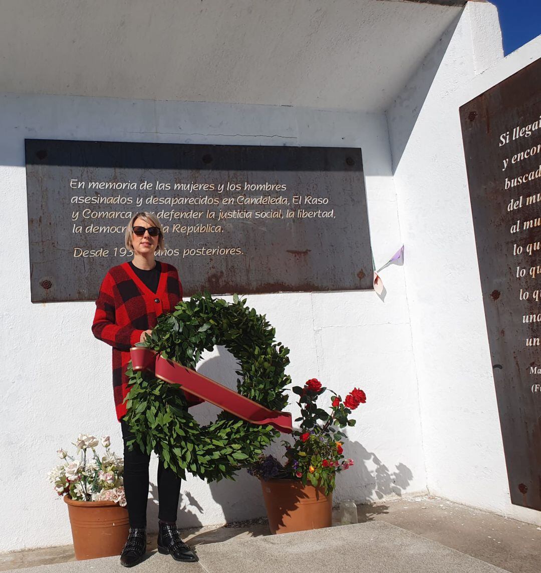 Momento en el que depositan la corona de laurel en el cementerio de Candeleda