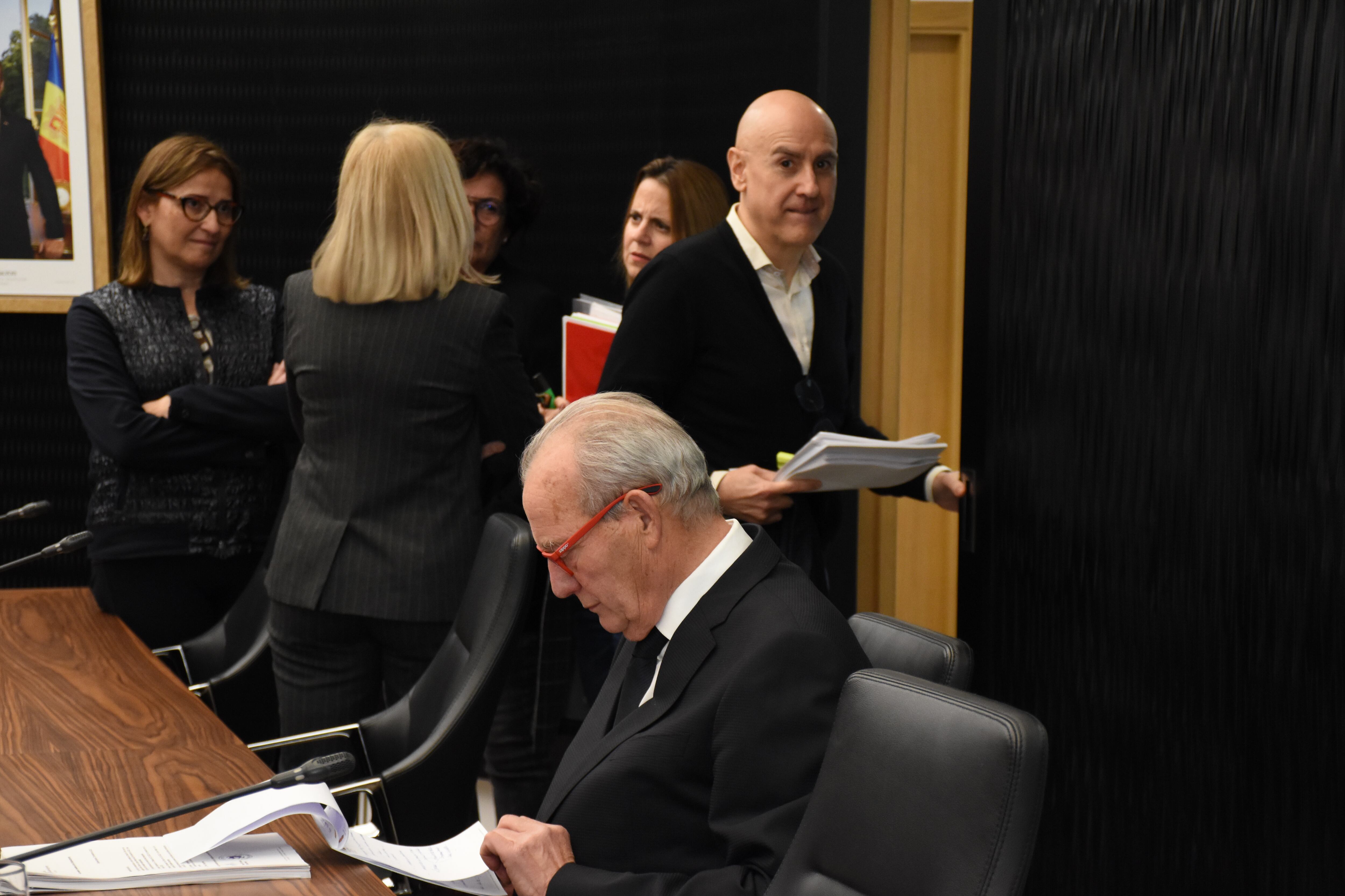 El conseller de l&#039;oposició Miquel Aleix en primer terme amb els cònsols de fons.