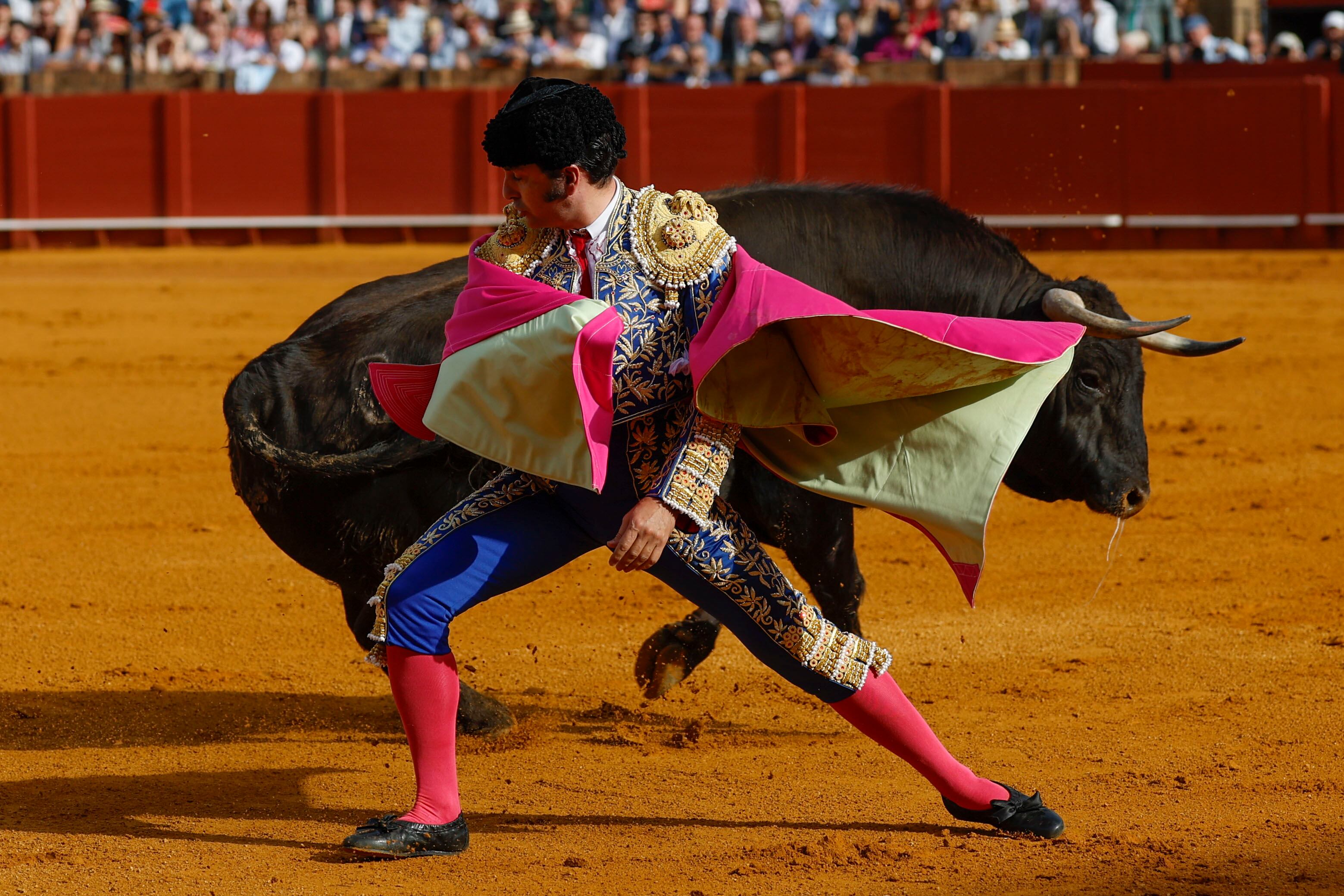 SEVILLA, 20/04/2026.- El diestro Morante de la Puebla durante la novena corrida de la Feria de Abril de Sevilla con reses de la ganadería de Hermanos García Jiménez, este lunes en la plaza de la Maestranza. EFE/ Julio Muñoz