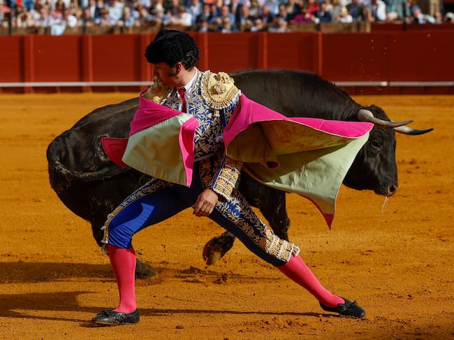 SEVILLA, 20/04/2026.- El diestro Morante de la Puebla durante la novena corrida de la Feria de Abril de Sevilla con reses de la ganadería de Hermanos García Jiménez, este lunes en la plaza de la Maestranza. EFE/ Julio Muñoz