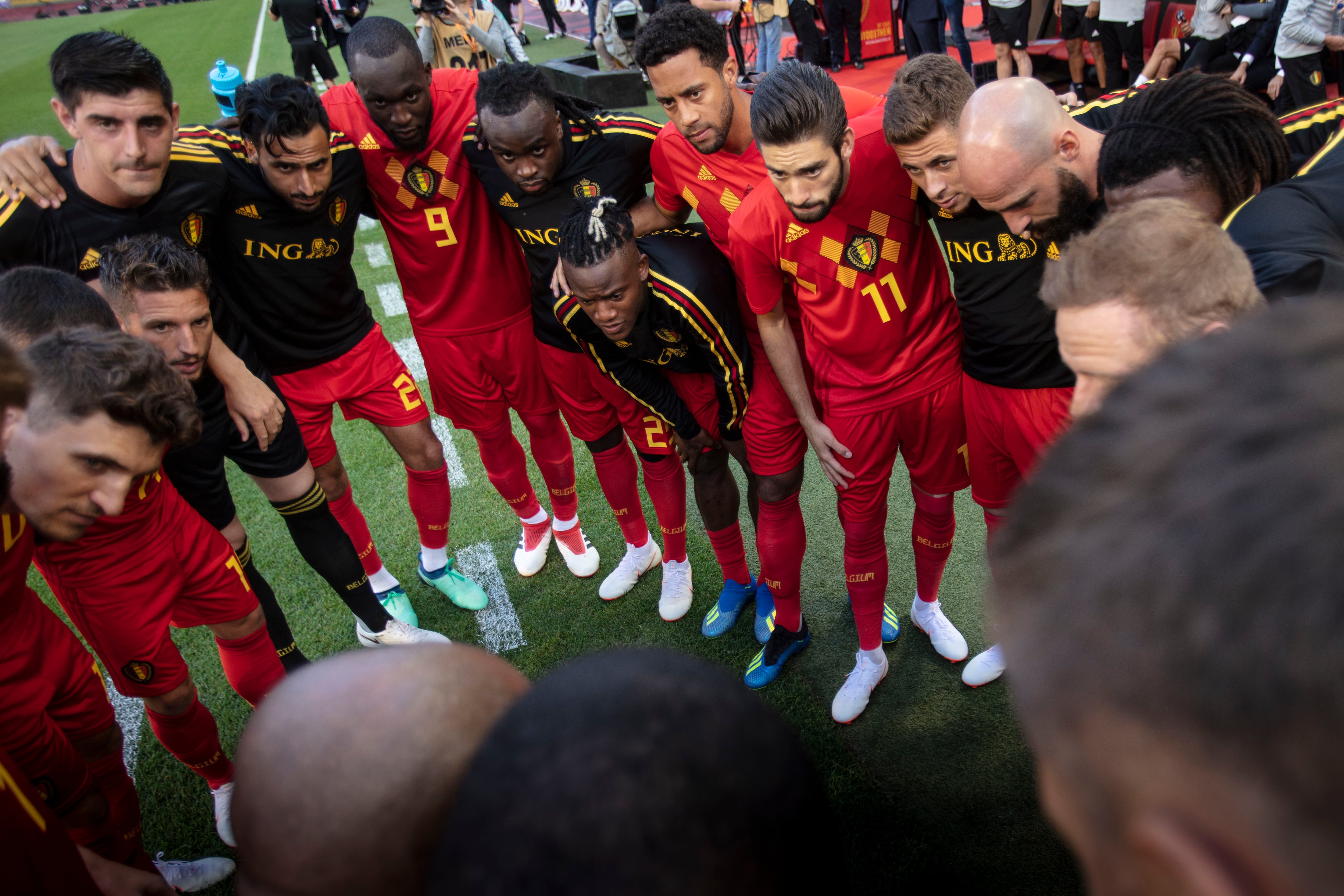 Thibaut Courtois y Yannick Carrasco, durante una charla del seleccionador en 2018