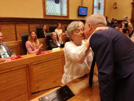 Ana González besa al único apoyo obtenido, el portavoz de IU, Aurelio Martín