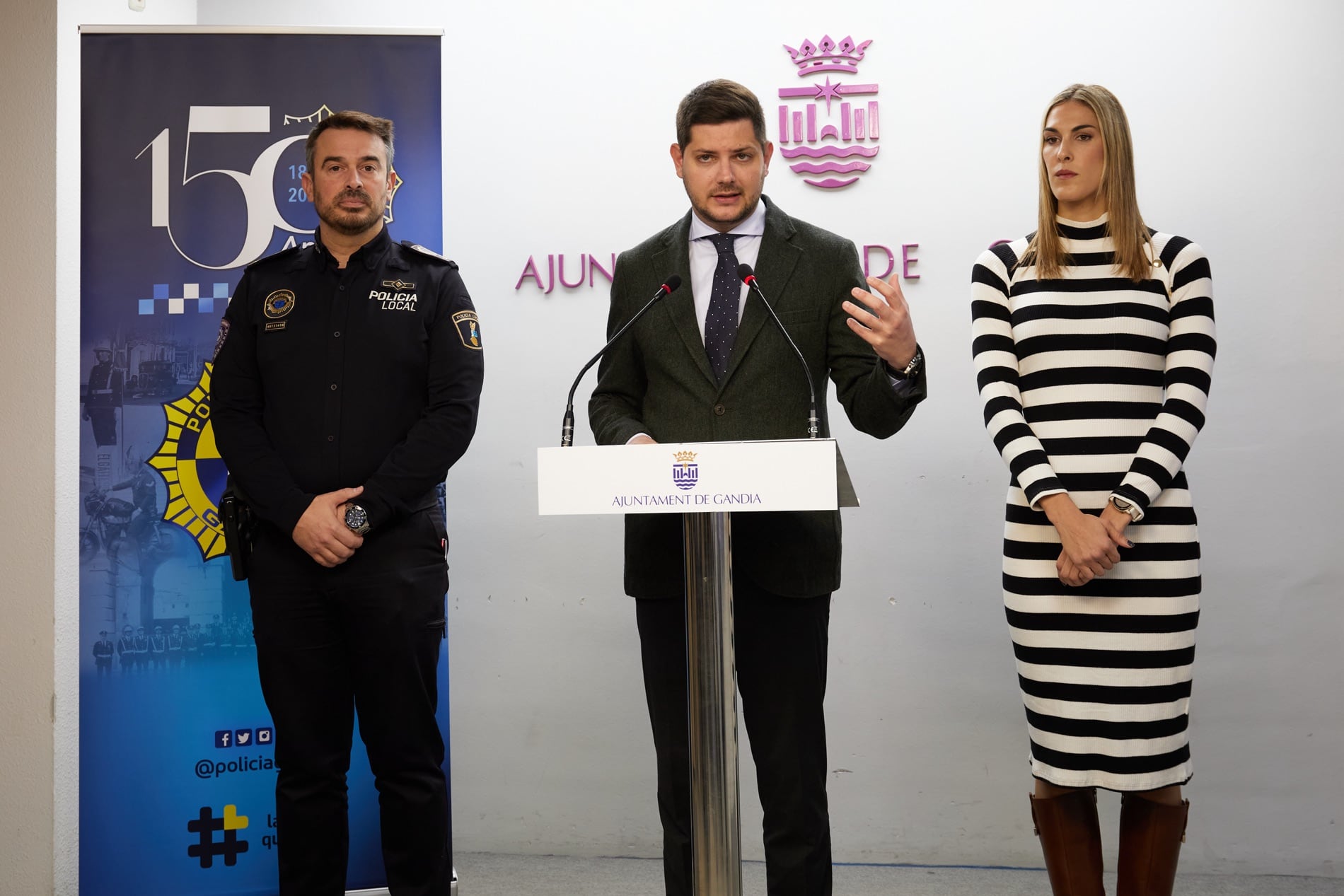 El Comisario Principal Jefe, José Martínez Espasa; el alcalde de Gandia, José Manuel Prieto; y Lydia Morant, edil de Seguridad Ciudadana.