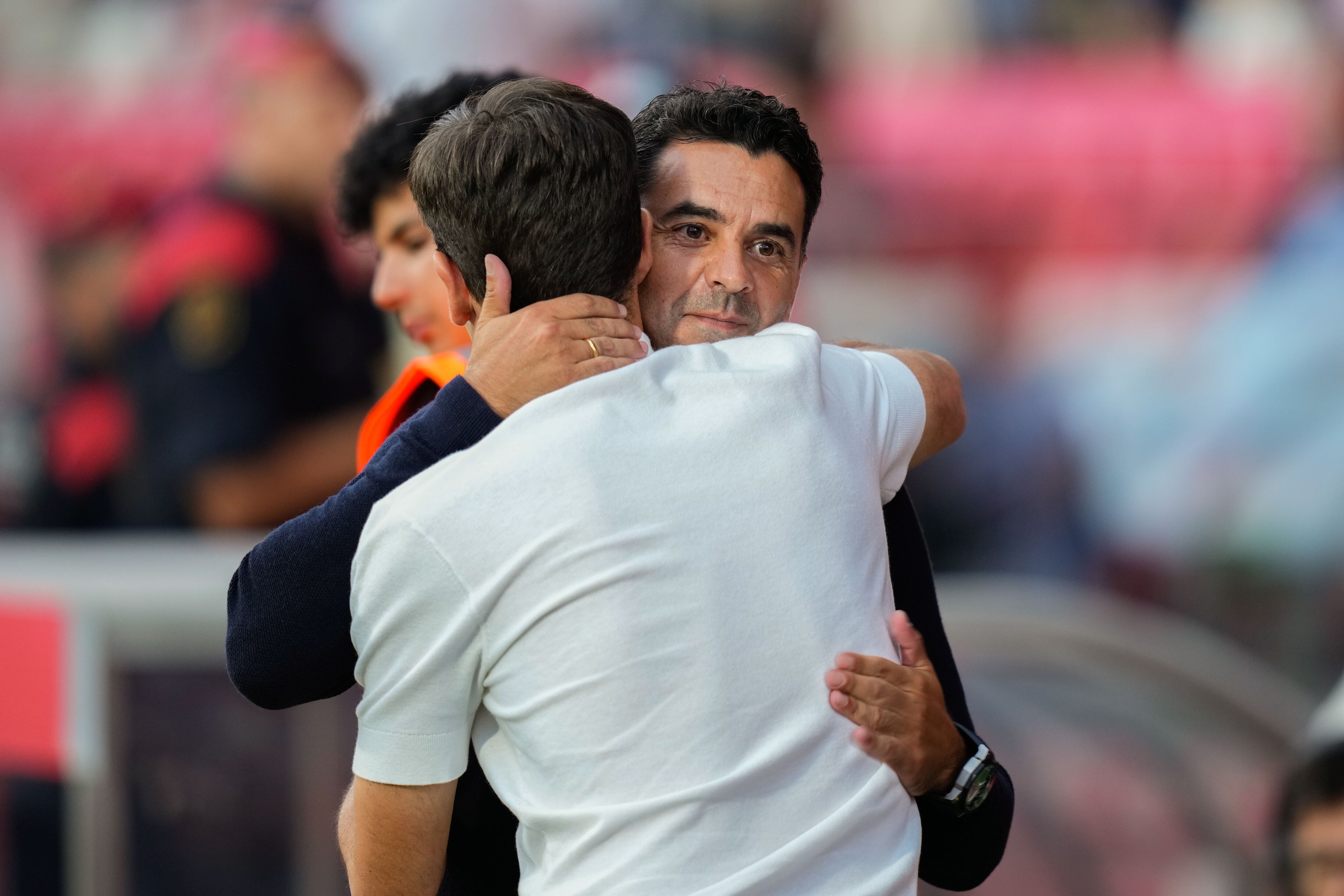 GIRONA, 25/09/2024.-Los entrenadores del Girona Michel Sánchez y del Rayo Vallecano Iñigo Pérez, durante el partido de la jornada 7 de LaLiga este miércoles en el estadio Municipal de Montilivi.-EFE/ Siu Wu
