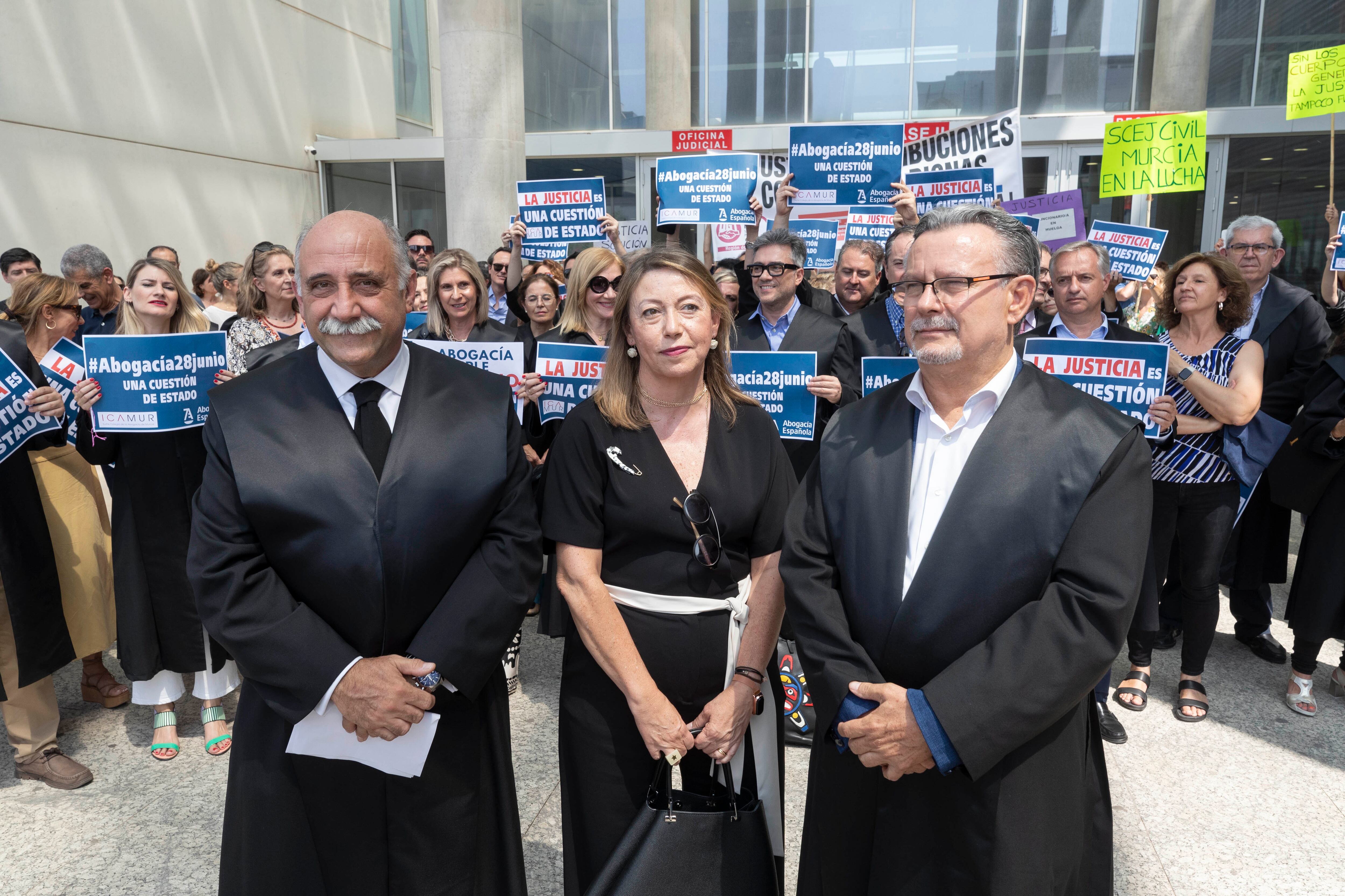 Los decanos del colegio de abogados de Murcia Francisco Martínez Escribano (i), de graduados sociales Alfonso Hernández Quereda (d) y la decana del colegio de procuradores María Dolores Cantó (c), durante la concentración en la Ciudad de la Justicia de Murcia