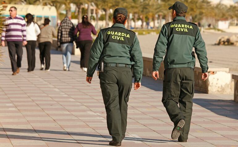 Guardias civiles a pie en el paseo marítimo