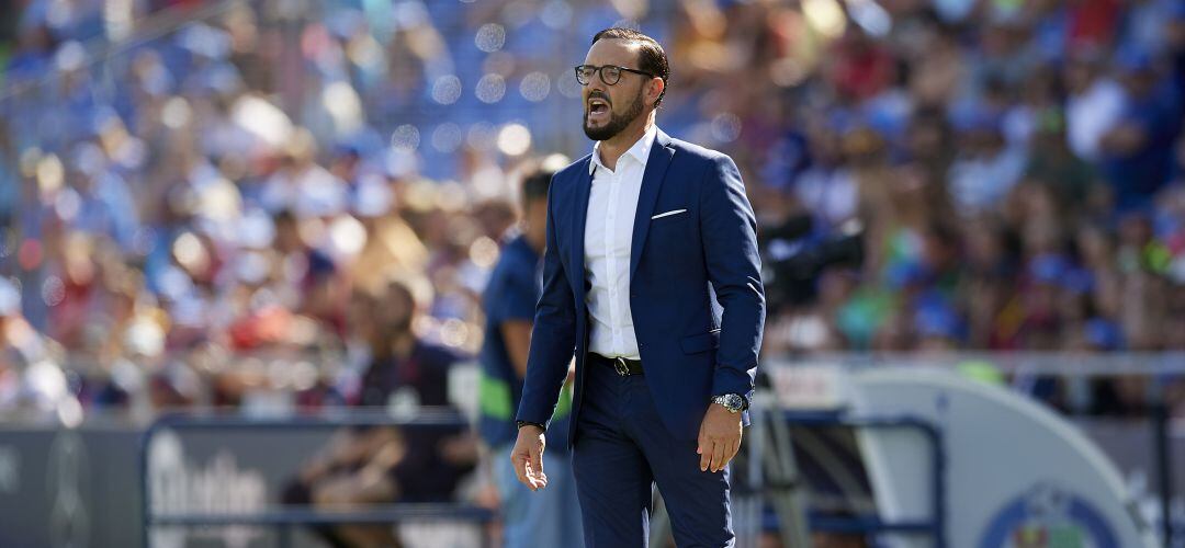 Bordalás da instrucciones a sus jugadores durante el encuentro ante el Barça en el Coliseum