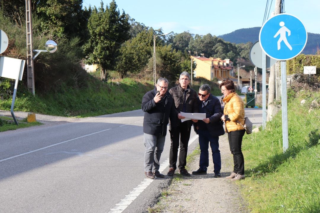 El alcalde de A Guarda, Antonio Lomba (segundo por la izquierda), junto a concejales del gobierno local en la PO-352 en Camposancos.