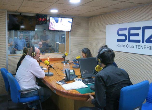 Lourdes Santana, directora de la Cadena SER en Canarias, Juan Carlos Castañeda, Puchi Méndez y Miguel Ángel Rodríguez Villar, en un momento durante la entrevista al presidente del Gobierno Ángel Víctor Torres en los estudios de Radio Club Tenerife - Cadena SER
