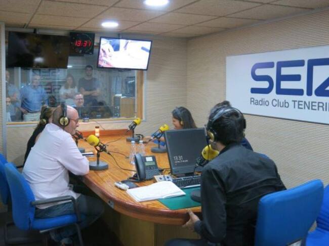 Lourdes Santana, directora de la Cadena SER en Canarias, Juan Carlos Castañeda, Puchi Méndez y Miguel Ángel Rodríguez Villar, en un momento durante la entrevista al presidente del Gobierno Ángel Víctor Torres en los estudios de Radio Club Tenerife - Cadena SER