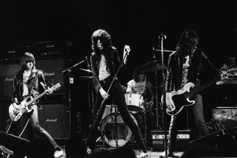 Johnny Ramone, Joey Ramone, Tommy Ramone y Dee Dee Ramone durante un concierto