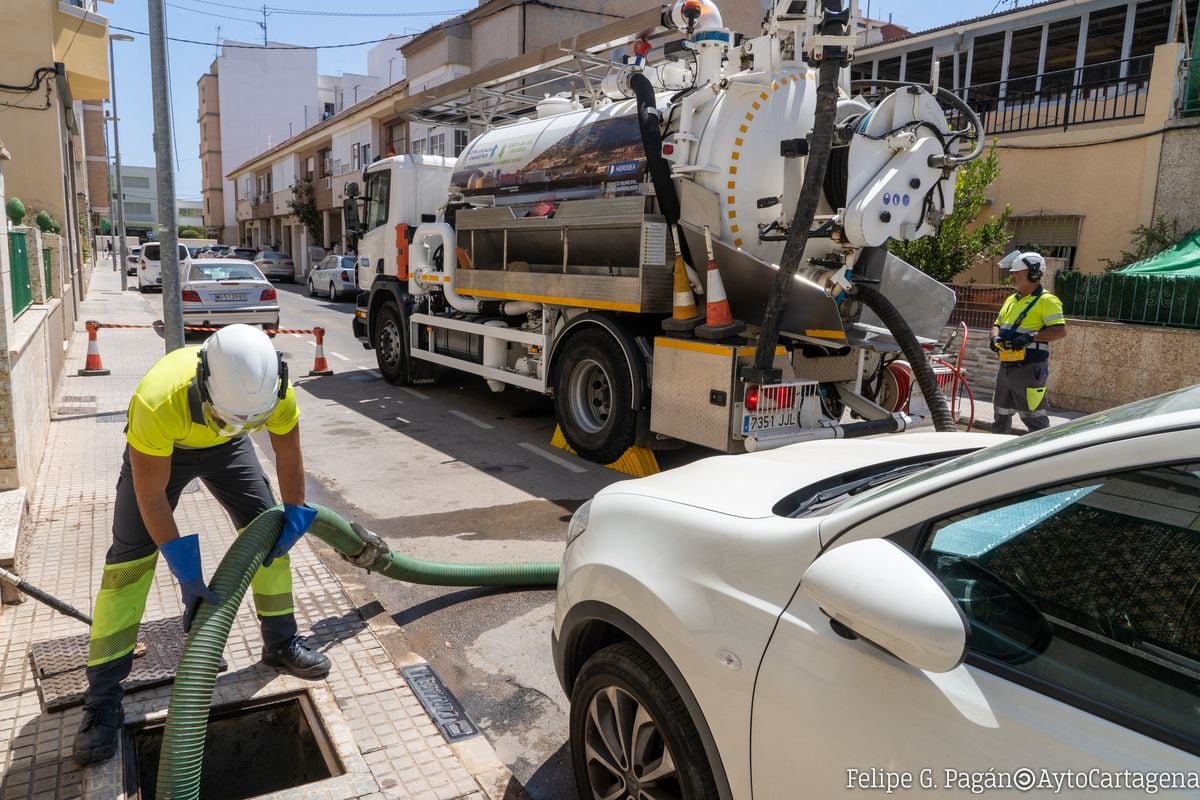 Labores de limpieza de los servicios municipales para prevenir inundaciones en caso de fuertes lluvias