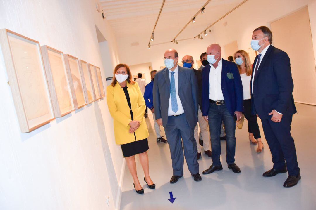 Rosa Ana Rodríguez (i), junto a otras autoridades y Roberto Polo durante la inauguración en septiembre de la exposición de la Casa Zavala