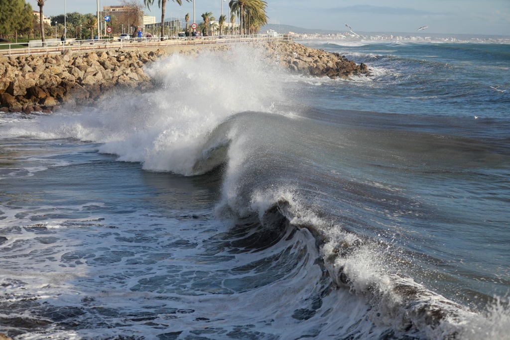 Una ola rompe en la playa de Palma de Mallorca.