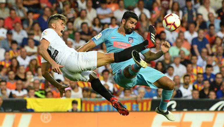 Gabriel Paulista intenta llegar al balón antes que Diego Costa.