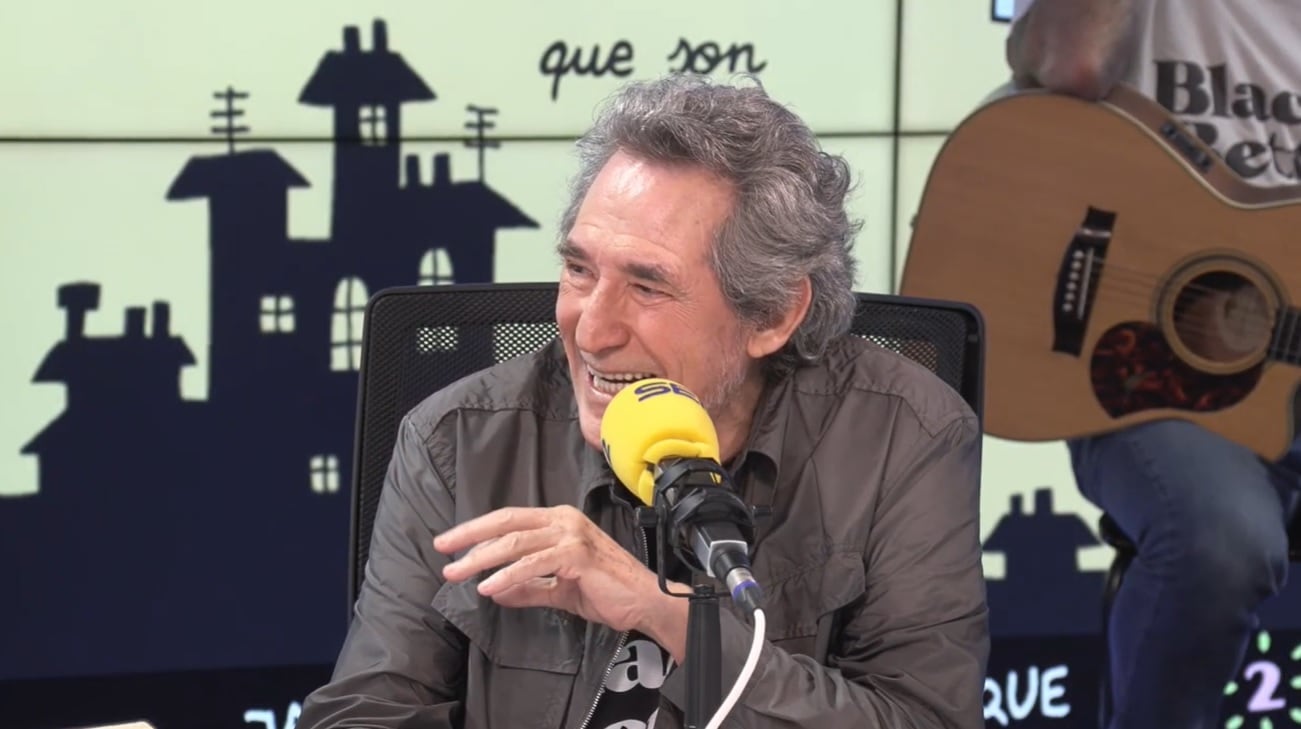 Miguel Ríos durante su entrevista en &#039;A vivir que son dos días&#039; con Javier del Pino en los estudios de la Cadena SER.