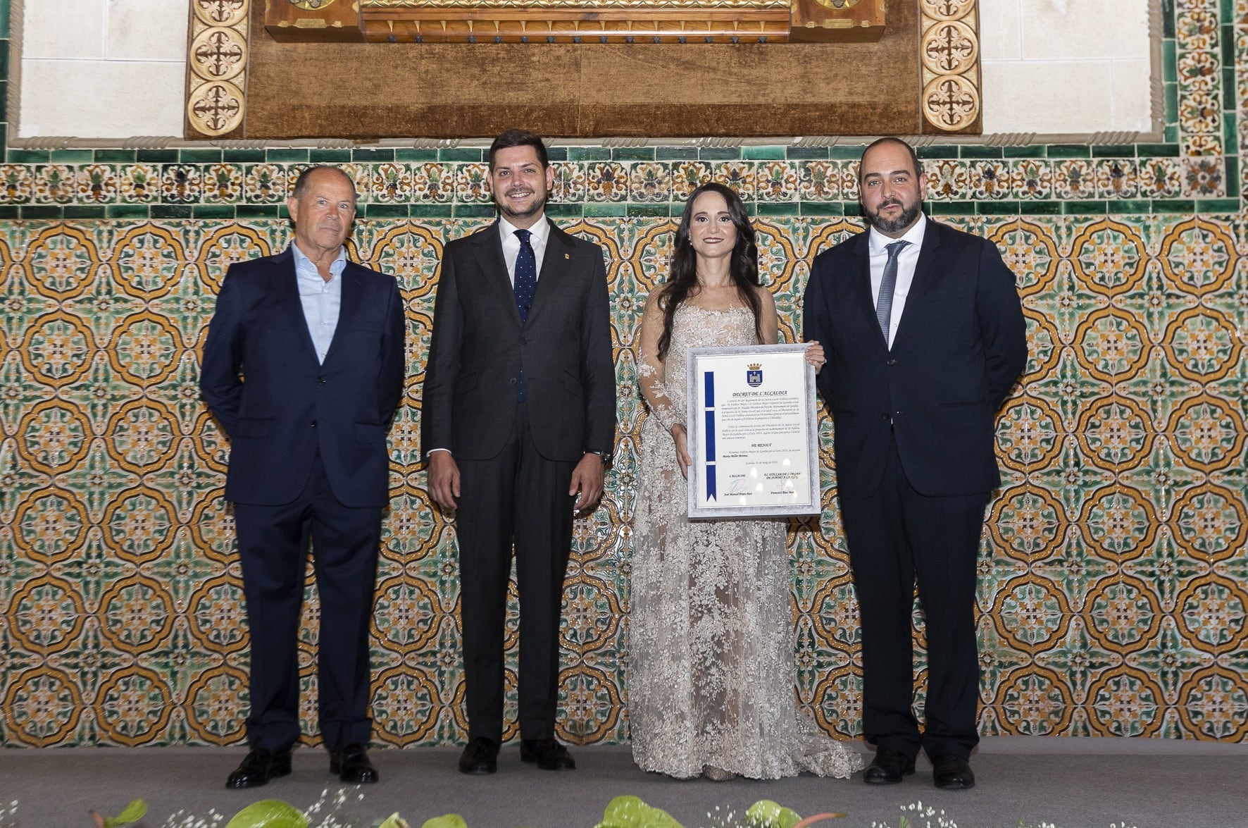 Marta Millet, acompañada de su padre, el alcalde de Gandia y el presidente de la Federació de Falles durante su demanà.