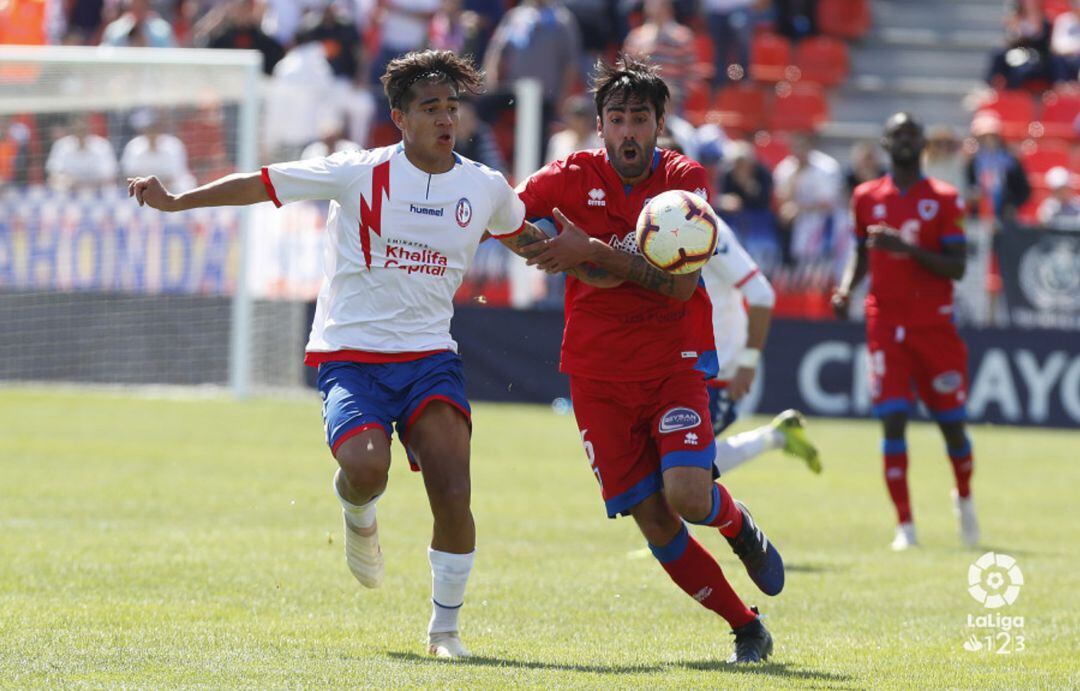 Escassi pugna con Fede Varela durante el partido en el Cerro del Espino.