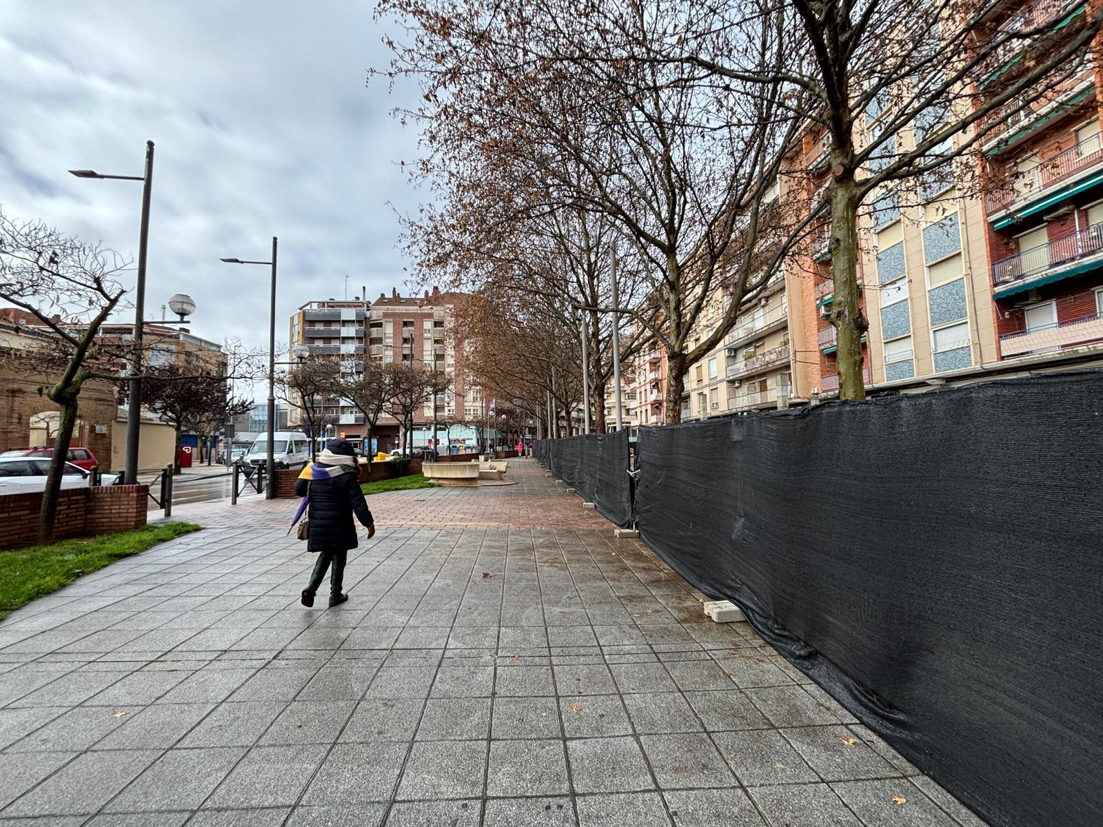 La plaza de Santa Clara ya es transitable después de retranquear el vallado