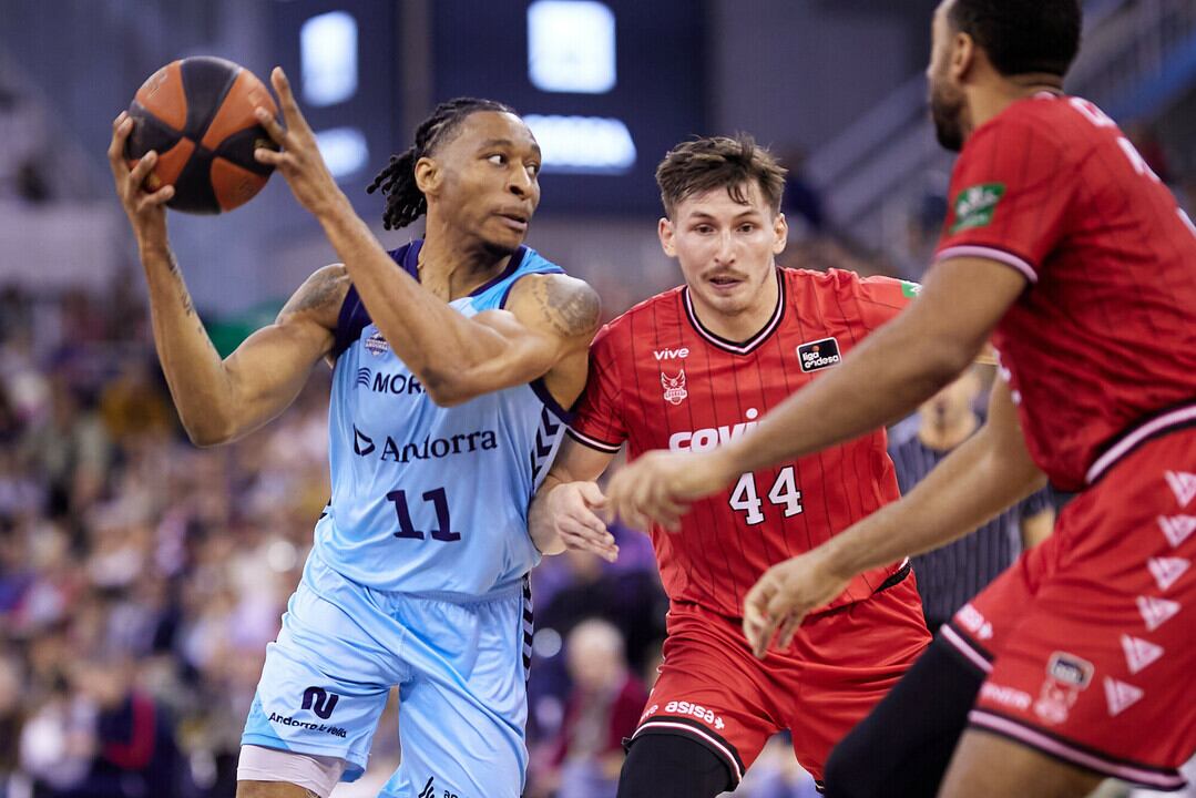 Okoye en una jugada del partit contra el Coviran Granada.