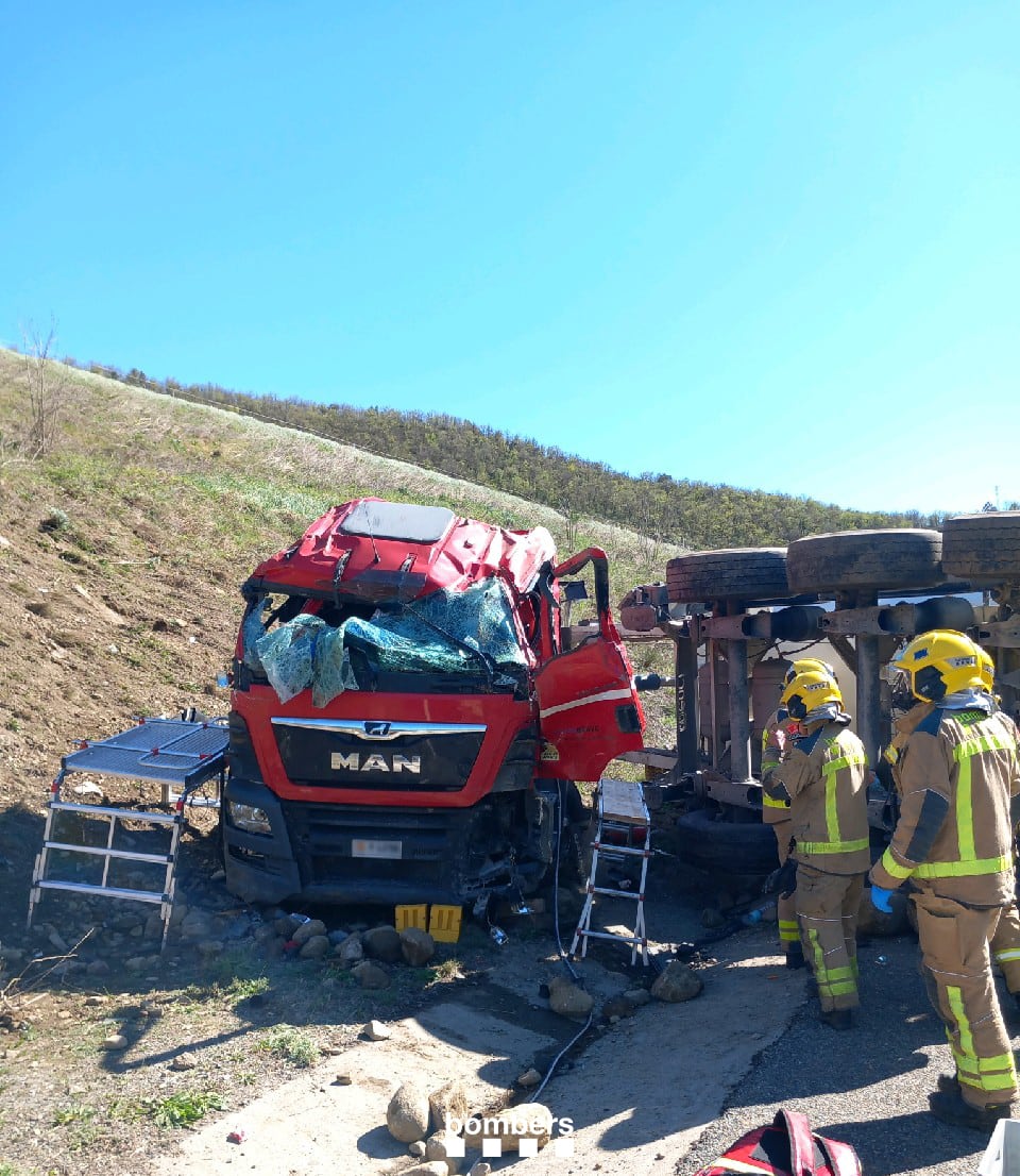 El camió ha bolcat poc abans d'arribar al túnel d'Anserall, dins del terme de Valls de Valira
