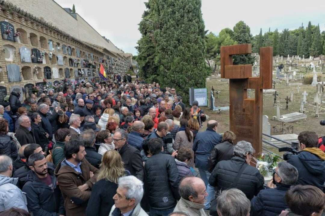 Homenaje a las víctimas del Tercio de Sanjurjo en el cementerio de Torrero