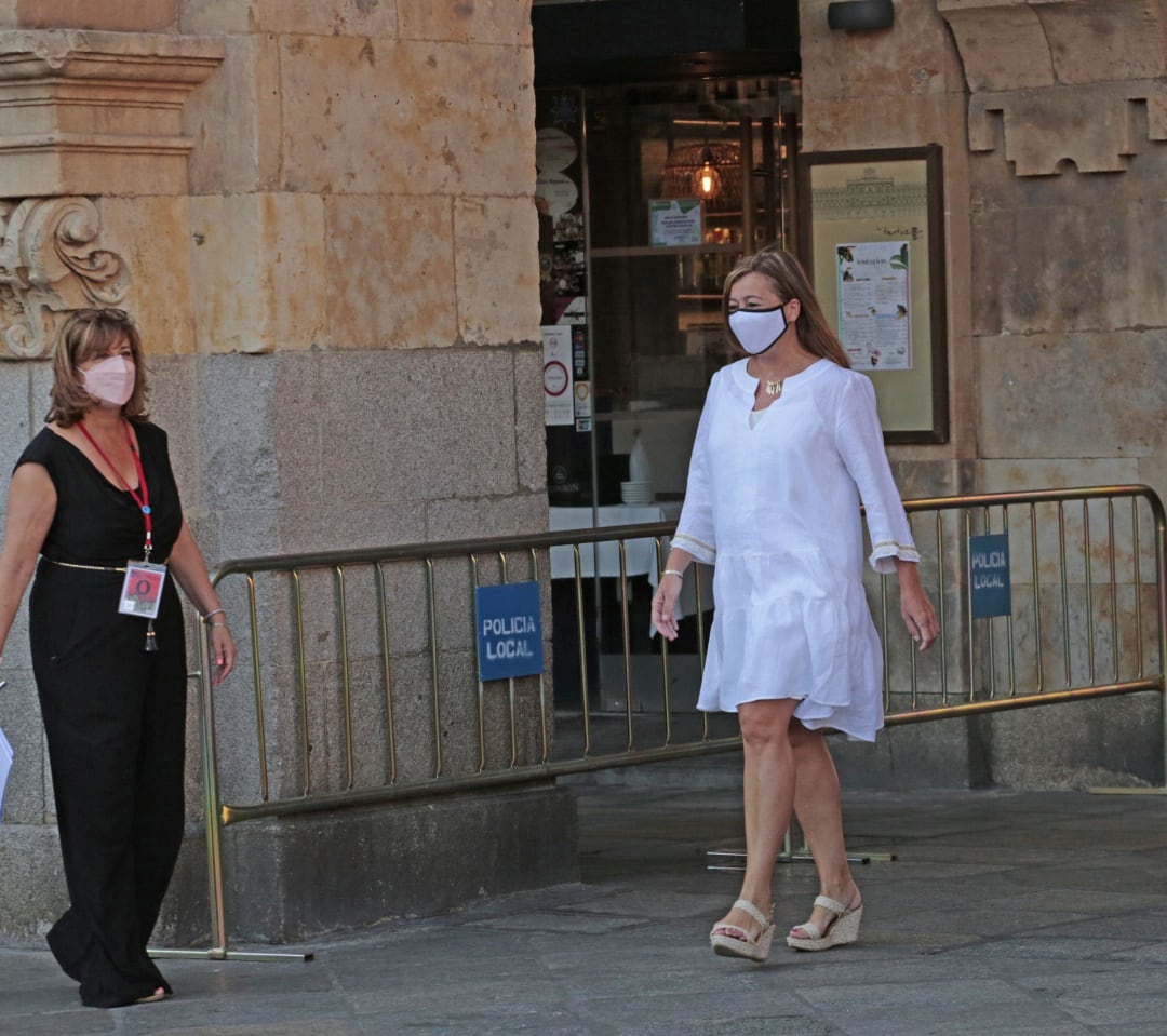 La presidenta de Balears, Francina Armengol, a su llegada a la Plaza Mayor de Salamanca. 