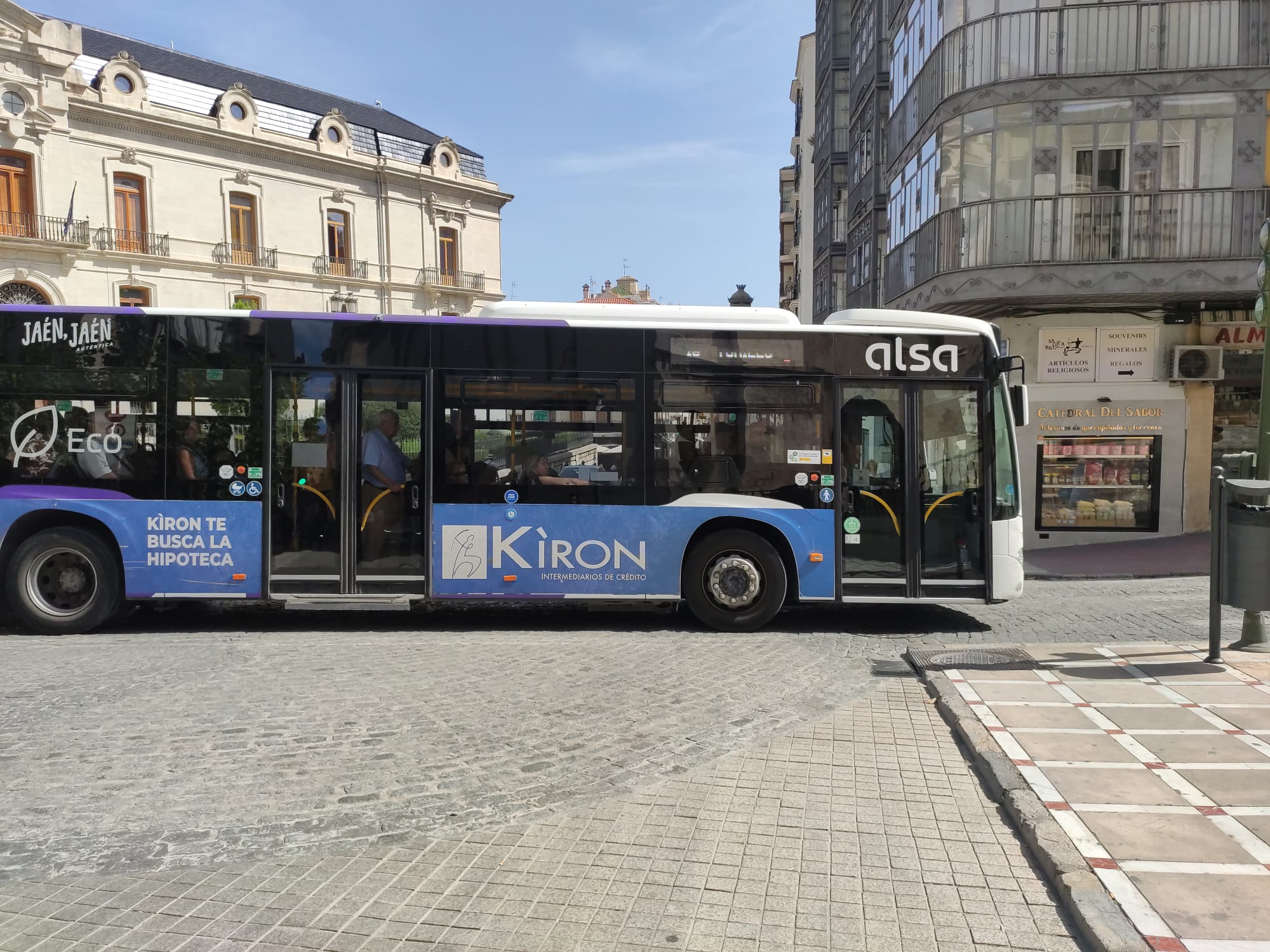 Un autobús urbano circulando por el centro de Jaén capital