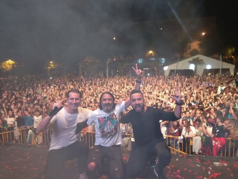 David Álvarez, Cristian San Bernardino y JL García posan frente a unas abarrotadas Huertas del Obispo en la Party Streaming by WDM de Los40 en Palencia