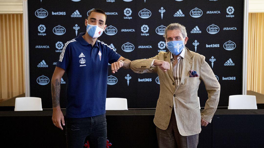 Brais Méndez junto al presidente del Celta, Carlos Mouriño, tras firmar su renovación.