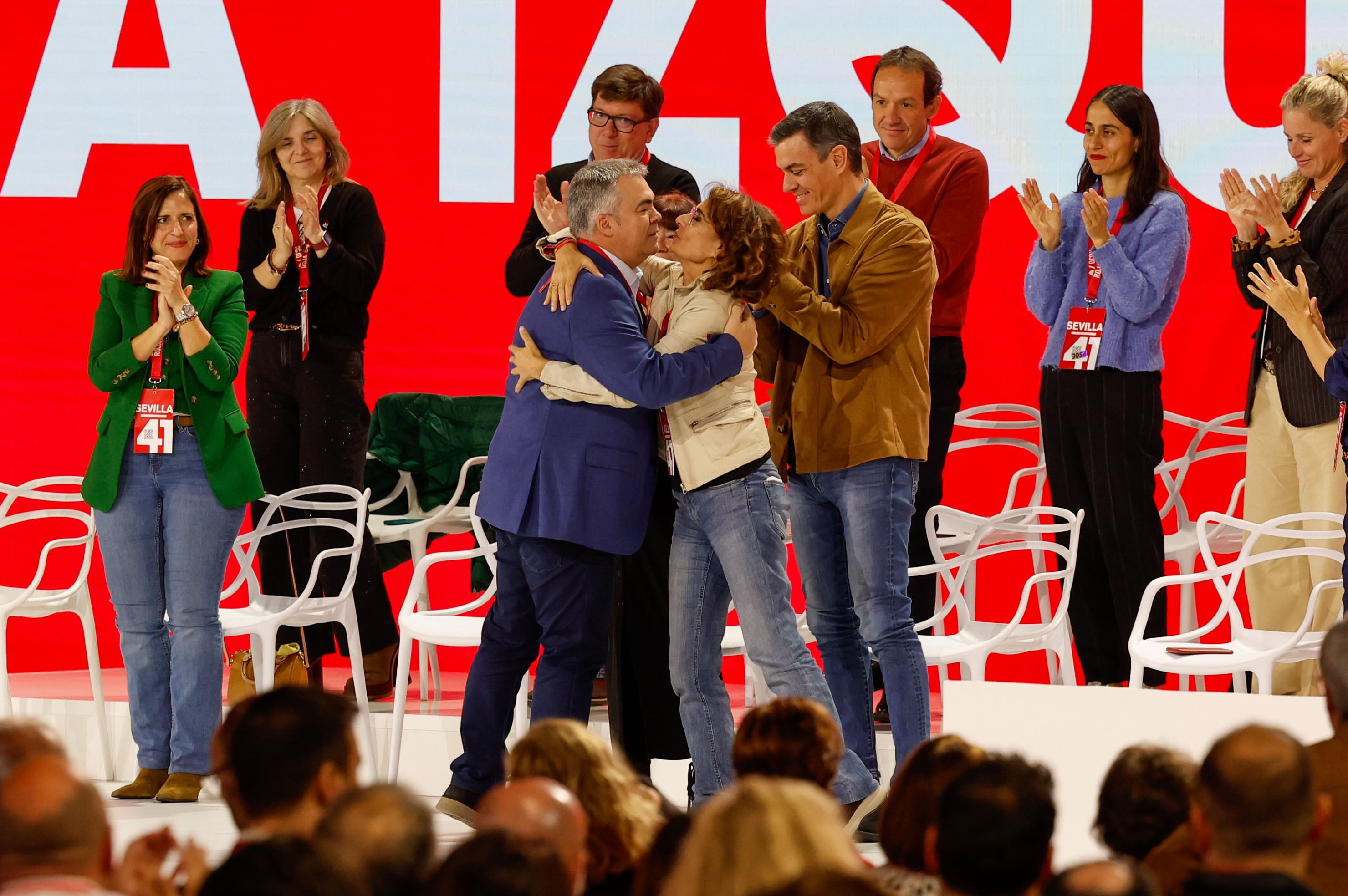 El secretario de Organización del PSOE, Santos Cerdán (i) abraza a la vicepresidenta primera y ministra de Hacienda María Jesús Montero.